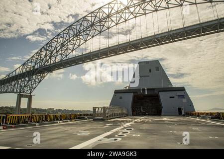 Forze militari STATUNITENSI. 181130TP834-0084 CANALE DI PANAMA (30 novembre 2018) unità di premessa (PCU) Michael Monsoor (DDG 1001) transita verso il Ponte delle Americhe e l'Oceano Pacifico. La futura USS Michael Monsoor è la seconda nave della classe Zumwalt di cacciatorpediniere a missili guidati. La nave dovrebbe entrare in servizio nella Marina il 26 gennaio 2019, a Coronado, California. (Foto di Mass Communication Specialist 1st Class John Philip Wagner Jr./rilasciata) Foto Stock