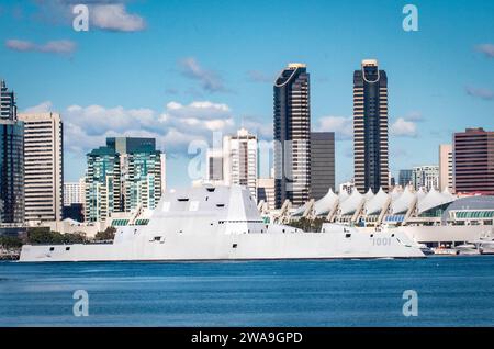 Forze militari STATUNITENSI. 181207KK081-036 SAN DIEGO (7 dicembre 2018) il futuro cacciatorpediniere missilistico guidato USS Michael Monsoor (DDG 1001), la seconda nave della classe Zumwalt di cacciatorpediniere a missili guidati, transita nella baia di San Diego in rotta verso il suo nuovo homeport presso la base navale di San Diego per sottoporsi a un periodo di prova e disponibilità di combattimento. Michael Monsoor è programmato per entrare in servizio nella Marina il 26 gennaio 2019. (Foto della Marina degli Stati Uniti di Mass Communication Specialist 1st Class Eric Chan/rilasciata) Foto Stock