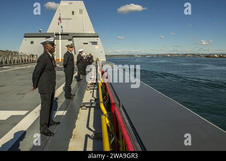 Forze militari STATUNITENSI. 181207TP834-0773 SAN DIEGO (7 dicembre 2018) i marinai assegnati al cacciatorpediniere guidato Pre-Commissioning Unit (PCU) Michael Monsoor (DDG 1001) pilotano le rotaie mentre la nave transita nella baia di San Diego. La futura USS Michael Monsoor è la seconda nave della classe Zumwalt di cacciatorpediniere a missili guidati. La nave dovrebbe entrare in servizio nella Marina il 26 gennaio 2019, a Coronado, California. (Foto di Mass Communication Specialist 1st Class John Philip Wagner Jr./rilasciata) Foto Stock