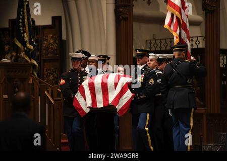 Forze militari STATUNITENSI. 181205GV774-0034 HOUSTON (6 dicembre 2018) Una guardia d'onore militare porta la bara dell'ex presidente George H. W. Bush durante i servizi funebri a St. Martin's Episcopal Church a Houston, Texas, 5 dicembre 2018. Bush, il 41° presidente degli Stati Uniti, morì il 30 novembre 2018 a Houston, Texas, all'età di 94 anni. Bush ha effettuato 58 missioni di combattimento come pilota della Marina durante la seconda guerra mondiale, per le quali ha ricevuto la Distinguished Flying Cross, tre medaglie aeree e ha condiviso la Presidential Unit Citation assegnata alla portaerei leggera USS San Jacinto (CVL 30). Bush giaceva nello stato a. Foto Stock