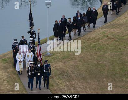 Forze militari STATUNITENSI. 181206WJ663-0387 COLLEGE STATION, Texas (6 dicembre 2018) la Ceremonial Honor Guard porta lo scrigno dell'ex presidente George H.W. Bush al suo ultimo luogo di riposo presso il George Bush Presidential Library Center presso la Texas A&M University A College Station, Texas, 6 dicembre 2018. Bush, il 41° presidente degli Stati Uniti, morì il 30 novembre 2018 a Houston, Texas, all'età di 94 anni. Bush ha volato in 58 missioni di combattimento come pilota della Marina durante la seconda guerra mondiale, per le quali è stato insignito della Distinguished Flying Cross, tre medaglie aeree e ha condiviso la Presidential Unit Citation assegnata alla lig Foto Stock