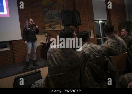 Forze militari STATUNITENSI. Joe Dunford, presidente dei Joint Chiefs of staff, incontra i membri del servizio schierati a Vaernes, Norvegia, 21 dicembre 2018. Dunford, insieme agli intrattenitori uso, ha visitato i membri del servizio che sono lontani da casa durante le vacanze in vari luoghi. Tra gli intrattenitori di quest'anno ci sono gli attori Milo Ventimiglia, Wilmer Valderrama, DJ J Dayz, Fittest Man on Earth Matt Fraser, 3 volte medaglia d'oro olimpica Shaun White, cantante di musica country Kellie Pickler e comica Jessiemae Peluso. (Foto DoD del Sottufficiale della Marina di prima classe Dominique A. Pineiro) Foto Stock