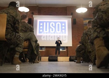 Forze militari STATUNITENSI. Joe Dunford, presidente dei Joint Chiefs of staff, incontra i membri del servizio schierati a Vaernes, Norvegia, 21 dicembre 2018. Dunford, insieme agli intrattenitori uso, ha visitato i membri del servizio che sono lontani da casa durante le vacanze in vari luoghi. Tra gli intrattenitori di quest'anno ci sono gli attori Milo Ventimiglia, Wilmer Valderrama, DJ J Dayz, Fittest Man on Earth Matt Fraser, 3 volte medaglia d'oro olimpica Shaun White, cantante di musica country Kellie Pickler e comica Jessiemae Peluso. (Foto DoD del Sottufficiale della Marina di prima classe Dominique A. Pineiro) Foto Stock