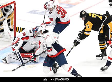 Pittsburgh, Stati Uniti. 2 gennaio 2024. Darcy Kuemper (35), portiere di Washington Capitals, libera il disco dal centro dei Pittsburgh Penguins Evgeni Malkin (71) durante il secondo periodo della vittoria dei Capitals 4-3 Pittsburgh Penguins alla PPG Paints Arena di Pittsburgh martedì 2 gennaio 2024. Foto di Archie Carpenter/UPI. Crediti: UPI/Alamy Live News Foto Stock