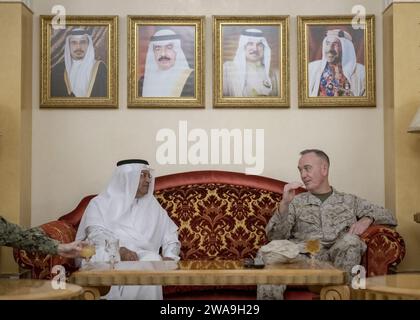 Forze militari STATUNITENSI. Joe Dunford, presidente dei Joint Chiefs of staff, incontra i membri del servizio schierati a Naval Support Activity Bahrain, 22 dicembre 2018. Dunford, insieme agli intrattenitori uso, ha visitato i membri del servizio che sono lontani da casa durante le vacanze in vari luoghi. Tra gli intrattenitori di quest'anno ci sono gli attori Milo Ventimiglia, Wilmer Valderrama, DJ J Dayz, Fittest Man on Earth Matt Fraser, 3 volte medaglia d'oro olimpica Shaun White, cantante di musica country Kellie Pickler e comica Jessiemae Peluso. (Foto DoD del Sottufficiale della Marina di prima classe Dominique A. Pineiro) Foto Stock