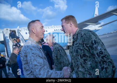 Forze militari STATUNITENSI. Joe Dunford, presidente dei Joint Chiefs of staff, incontra i membri del servizio schierati a Naval Support Activity Bahrain, 22 dicembre 2018. Dunford, insieme agli intrattenitori uso, ha visitato i membri del servizio che sono lontani da casa durante le vacanze in vari luoghi. Tra gli intrattenitori di quest'anno ci sono gli attori Milo Ventimiglia, Wilmer Valderrama, DJ J Dayz, Fittest Man on Earth Matt Fraser, 3 volte medaglia d'oro olimpica Shaun White, cantante di musica country Kellie Pickler e comica Jessiemae Peluso. (Foto DoD del Sottufficiale della Marina di prima classe Dominique A. Pineiro) Foto Stock