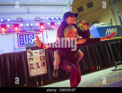 Forze militari STATUNITENSI. Joe Dunford, presidente dei Joint Chiefs of staff, incontra i membri del servizio schierati a Naval Support Activity Bahrain, 22 dicembre 2018. Dunford, insieme agli intrattenitori uso, ha visitato i membri del servizio che sono lontani da casa durante le vacanze in vari luoghi. Tra gli intrattenitori di quest'anno ci sono gli attori Milo Ventimiglia, Wilmer Valderrama, DJ J Dayz, Fittest Man on Earth Matt Fraser, 3 volte medaglia d'oro olimpica Shaun White, cantante di musica country Kellie Pickler e comica Jessiemae Peluso. (Foto DoD del Sottufficiale della Marina di prima classe Dominique A. Pineiro) Foto Stock