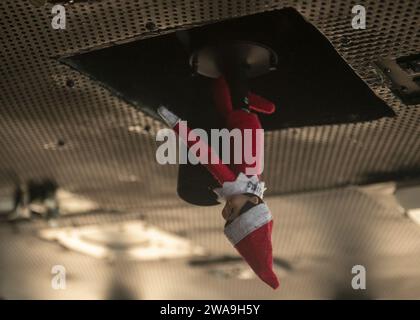 Forze militari STATUNITENSI. Joe Dunford, presidente dei Joint Chiefs of staff, incontra marinai e marines schierati a bordo della portaerei USS John C. Stennis (CVN 74) nel Golfo Arabico, 23 dicembre 2018. Dunford, insieme agli intrattenitori uso, ha visitato i membri del servizio che sono lontani da casa durante le vacanze in vari luoghi. Tra gli intrattenitori di quest'anno ci sono gli attori Milo Ventimiglia, Wilmer Valderrama, DJ J Dayz, Fittest Man on Earth Matt Fraser, 3 volte medaglia d'oro olimpica Shaun White, cantante di musica country Kellie Pickler e comica Jessiemae Peluso. (Foto DoD della Marina Foto Stock