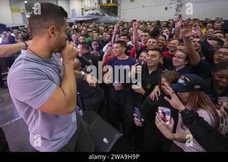 Forze militari STATUNITENSI. Joe Dunford, presidente dei Joint Chiefs of staff, incontra marinai e marines schierati a bordo della portaerei USS John C. Stennis (CVN 74) nel Golfo Arabico, 23 dicembre 2018. Dunford, insieme agli intrattenitori uso, ha visitato i membri del servizio che sono lontani da casa durante le vacanze in vari luoghi. Tra gli intrattenitori di quest'anno ci sono gli attori Milo Ventimiglia, Wilmer Valderrama, DJ J Dayz, Fittest Man on Earth Matt Fraser, 3 volte medaglia d'oro olimpica Shaun White, cantante di musica country Kellie Pickler e comica Jessiemae Peluso. (Foto DoD della Marina Foto Stock