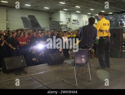 Forze militari STATUNITENSI. Joe Dunford, presidente dei Joint Chiefs of staff, incontra marinai e marines schierati a bordo della portaerei USS John C. Stennis (CVN 74) nel Golfo Arabico, 23 dicembre 2018. Dunford, insieme agli intrattenitori uso, ha visitato i membri del servizio che sono lontani da casa durante le vacanze in vari luoghi. Tra gli intrattenitori di quest'anno ci sono gli attori Milo Ventimiglia, Wilmer Valderrama, DJ J Dayz, Fittest Man on Earth Matt Fraser, 3 volte medaglia d'oro olimpica Shaun White, cantante di musica country Kellie Pickler e comica Jessiemae Peluso. (Foto DoD della Marina Foto Stock