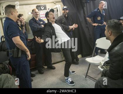 Forze militari STATUNITENSI. Joe Dunford, presidente dei Joint Chiefs of staff, incontra marinai e marines schierati a bordo della portaerei USS John C. Stennis (CVN 74) nel Golfo Arabico, 23 dicembre 2018. Dunford, insieme agli intrattenitori uso, ha visitato i membri del servizio che sono lontani da casa durante le vacanze in vari luoghi. Tra gli intrattenitori di quest'anno ci sono gli attori Milo Ventimiglia, Wilmer Valderrama, DJ J Dayz, Fittest Man on Earth Matt Fraser, 3 volte medaglia d'oro olimpica Shaun White, cantante di musica country Kellie Pickler e comica Jessiemae Peluso. (Foto DoD della Marina Foto Stock