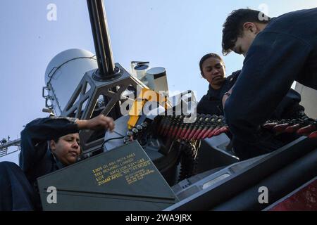 Forze militari STATUNITENSI. 1710231FP878-060 OCEANO ATLANTICO (31 ottobre 2017) i marinai caricano un sistema di armi ravvicinato a bordo del cacciatorpediniere guidato-missile classe Arleigh Burke USS Donald Cook (DDG 75), 31 ottobre 2017. Donald Cook, schierato in avanti a Rota, in Spagna, è nella sua sesta pattuglia nell'area operativa della 6th Fleet degli Stati Uniti a sostegno degli alleati regionali e dei partner, e degli interessi di sicurezza nazionale degli Stati Uniti in Europa. (Foto della Marina degli Stati Uniti di Mass Communication Specialist 1st Class Theron J. Godbold /rilasciata) Foto Stock