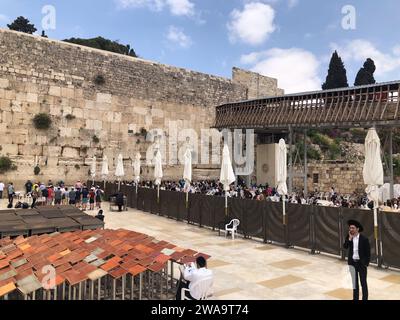 Gerusalemme, Israele - 19 maggio 2023: I fedeli ebrei pregano al muro del pianto a Gerusalemme, Israele. Foto Stock