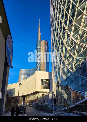 Milano, Italia. 24 dicembre 2023. La Torre Unicredit dell'architetto César pelli vista dal nuovo quartiere di porta Nueva a Milano il 24 dicembre 2023. Foto di Laurent Coust/ABACAPRESS.COM Credit: Abaca Press/Alamy Live News Foto Stock