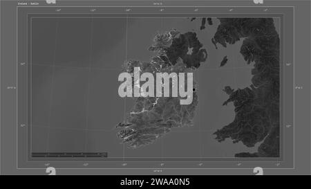 L'Irlanda è evidenziata su una mappa di elevazione in scala di grigi con mappa di laghi e fiumi con la capitale del paese, la griglia cartografica, la scala di distanza e la mappa Foto Stock