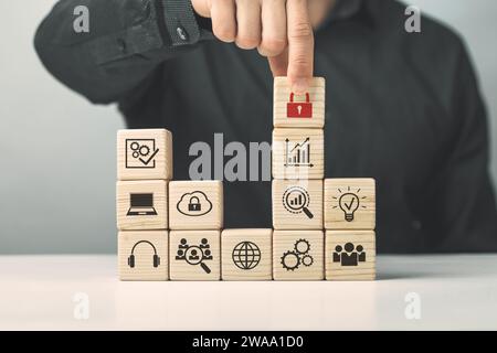 Cubi di legno assemblati sul tema della leadership nella sicurezza informatica nel business e nella vita privata. Foto Stock