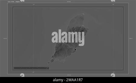 Isola di Man evidenziata su una mappa di elevazione in scala di grigi con mappa di laghi e fiumi con la capitale del paese, griglia cartografica, scala di distanza e. Foto Stock