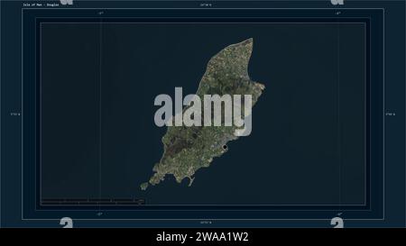 Isola di Man evidenziata su una mappa satellitare ad alta risoluzione con la capitale del paese, la griglia cartografica, la scala della distanza e il confine della mappa Foto Stock