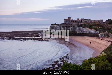 Vista serale dell'ora blu sulla baia di Kingsgate e sul castello di Kingsgate sulla costa nord-orientale del Kent, Inghilterra sud-orientale, Regno Unito Foto Stock