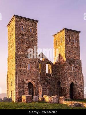 Le rovine della chiesa delle Reculver Towers vicino a Herne Bay sulla costa nord-orientale del Kent, Inghilterra sud-orientale, Regno Unito Foto Stock