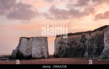 I caratteristici arcate e gli arcate marini nelle scogliere di gesso tra Botany Bay e Kingsgate Bay, sulla costa nord-orientale del Kent, nel sud-est dell'Inghilterra, nel Regno Unito Foto Stock