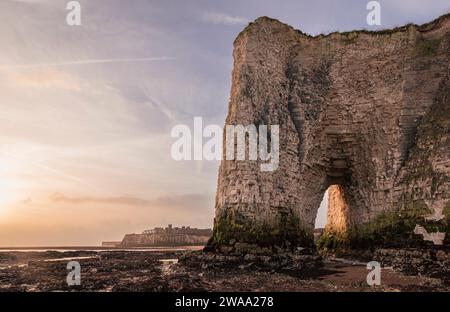 I caratteristici arcate e gli arcate marini nelle scogliere di gesso tra Botany Bay e Kingsgate Bay, sulla costa nord-orientale del Kent, nel sud-est dell'Inghilterra, nel Regno Unito Foto Stock