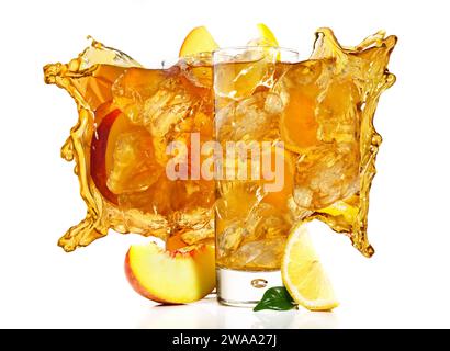 Tè di ghiaccio alla pesca e al limone con Splash isolato su sfondo bianco Foto Stock