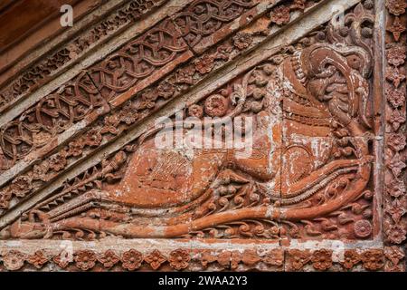 Vista ravvicinata della creatura mitologica a forma di cavallo in terracotta scolpita all'esterno dell'antico tempio indù Chota Anhik, Puthia, Rajshahi, Bangladesh Foto Stock