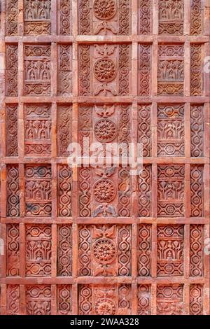 Vista verticale ravvicinata della delicata e antica scultura in terracotta con motivi floreali e geometrici sulla facciata della moschea di Atiya, Tangail, Bangladesh Foto Stock