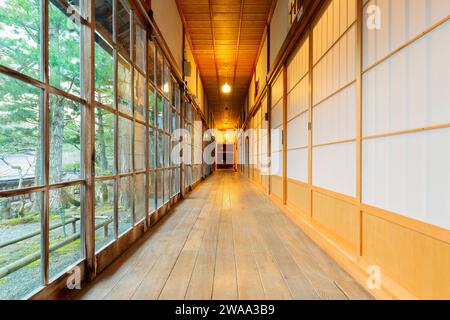 Tradizionale corridoio di casa giapponese con pavimento tatami e porte di carta shoji. Foto Stock