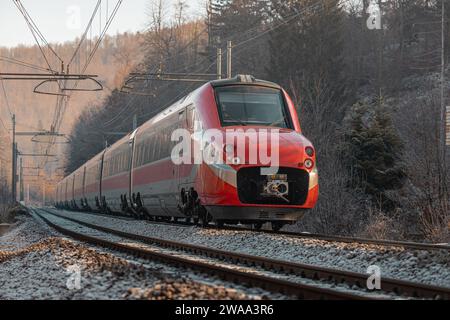 Moderno treno elettrico ad alta velocità italiano in prova su strada in Slovenia, tra la stazione di Verd e Sezana. Imminente servizio ferroviario tra l'Italia e Slove Foto Stock