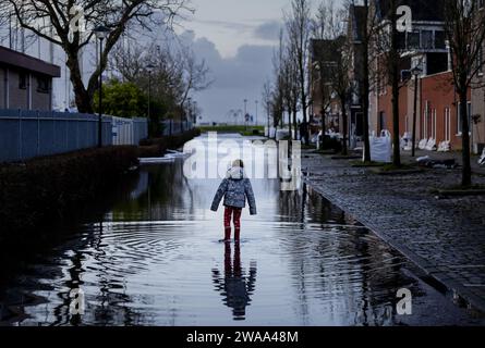 Hoorn, Paesi Bassi. 3 gennaio 2024. HOORN - Una strada allagata vicino al Markermeer dopo la prima tempesta di quest'anno, che è stata chiamata Henk. ANP ROBIN VAN LONKHUIJSEN paesi bassi Out - belgio Out credito: ANP/Alamy Live News Foto Stock