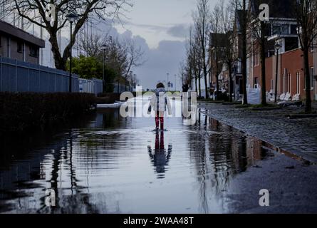 Hoorn, Paesi Bassi. 3 gennaio 2024. HOORN - Una strada allagata vicino al Markermeer dopo la prima tempesta di quest'anno, che è stata chiamata Henk. ANP ROBIN VAN LONKHUIJSEN paesi bassi Out - belgio Out credito: ANP/Alamy Live News Foto Stock