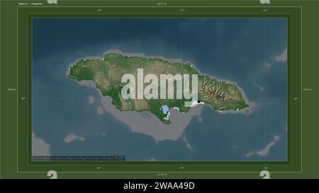 Giamaica evidenziata su una mappa di elevazione color pallido con mappa di laghi e fiumi con la capitale del paese, griglia cartografica, scala di distanza e. Foto Stock