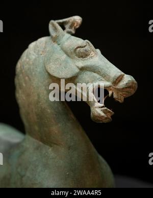 Lanzhou. 27 ottobre 2023. Questa foto scattata il 27 ottobre 2023 mostra la testa di un'antica statua di cavalli di bronzo al Museo Provinciale del Gansu a Lanzhou, capitale della provincia del Gansu della Cina nord-occidentale. La statua di bronzo del cavallo, popolarmente conosciuta come "Cavallo al galoppo di bronzo che cammina su una rondine volante", è stata rinvenuta nel 1960 dalla tomba Leitai della dinastia Han orientale (25-220 d.C.) a Wuwei di Gansu ed è ora conservata nel Museo provinciale di Gansu. La sua immagine è diventata un simbolo del turismo cinese nel 1983. Crediti: Wang Yuguo/Xinhua/Alamy Live News Foto Stock