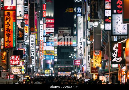 TOKYO - 8 DICEMBRE: Cartelloni pubblicitari nel distretto Kabuki-cho di Shinjuku, 8 dicembre 2023 a Tokyo, JP. La zona è un quartiere della vita notturna conosciuto come Sleepless T. Foto Stock