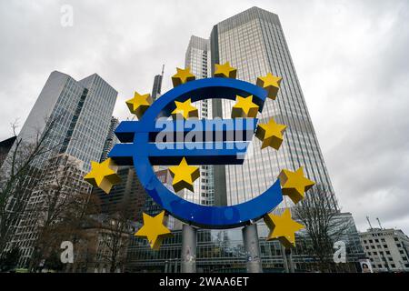 L'enorme insegna dell'euro a Francoforte Foto Stock