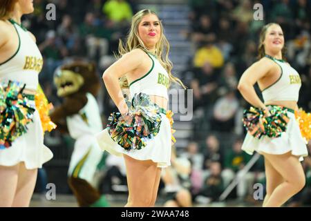 Waco, Texas, USA. 2 gennaio 2024. Baylor Bears cheerleader durante la prima metà della partita di pallacanestro NCAA tra i Cornell Big Red e i Baylor Bears al Foster Pavilion di Waco, Texas. Matthew Lynch/CSM/Alamy Live News Foto Stock