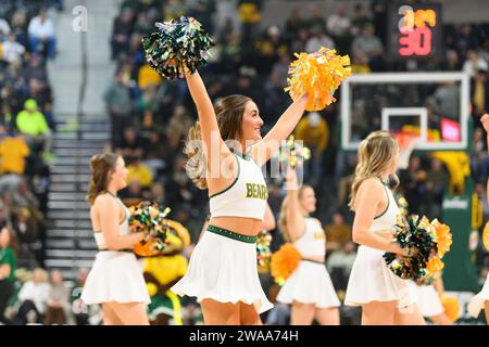 Waco, Texas, USA. 2 gennaio 2024. Baylor Bears cheerleader durante la prima metà della partita di pallacanestro NCAA tra i Cornell Big Red e i Baylor Bears al Foster Pavilion di Waco, Texas. Matthew Lynch/CSM/Alamy Live News Foto Stock