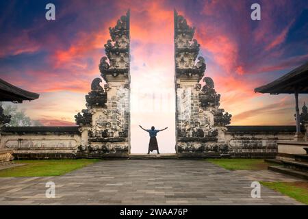 Viaggiatore in piedi alle porte del Tempio di pura Lempuyang alias porte del cielo Bali, Indonesia Foto Stock