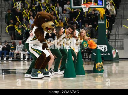 Waco, Texas, USA. 2 gennaio 2024. Baylor Bears cheerleader durante la seconda metà della partita di pallacanestro NCAA tra i Cornell Big Red e i Baylor Bears al Foster Pavilion di Waco, Texas. Matthew Lynch/CSM/Alamy Live News Foto Stock