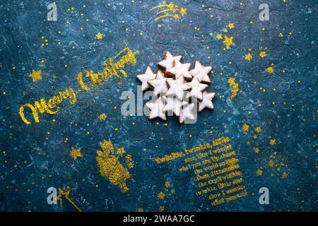 Biscotti natalizi al pan di zenzero con glassa stelle su sfondo natalizio Foto Stock