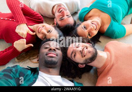Amici, vista dall'alto con selfie circolari, felicità o diversità per post, app o blog sui social media. Uomini, donne e studenti per la fotografia, profilo pict Foto Stock