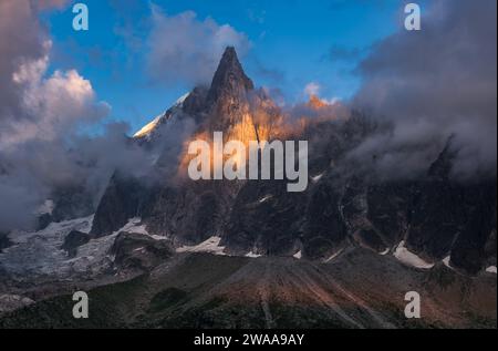 Ultimi raggi di sole sulle scogliere a picco di Aiguilles des Drus nella catena montuosa del Monte bianco. Chamonix, alta Savoia, Alpi, Francia Foto Stock