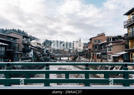 Vista del villaggio di Takayama e del fiume miyagawa con neve invernale a Gifu, Giappone Foto Stock