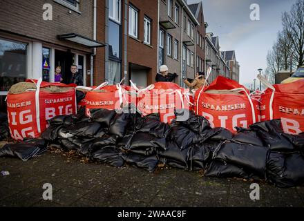 Hoorn, Paesi Bassi. 3 gennaio 2024. HOORN - un dipendente comunale colloca sacchi di sabbia extra come precauzione in una strada allagata vicino al Markermeer dopo la prima tempesta di quest'anno, che è stata chiamata Henk. ANP ROBIN VAN LONKHUIJSEN paesi bassi Out - belgio Out credito: ANP/Alamy Live News Foto Stock