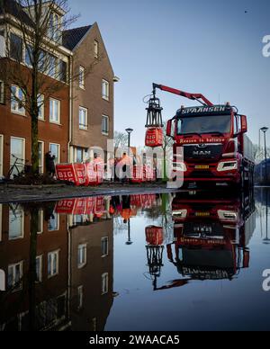 Hoorn, Paesi Bassi. 3 gennaio 2024. HOORN - un dipendente comunale colloca sacchi di sabbia extra come precauzione in una strada allagata vicino al Markermeer dopo la prima tempesta di quest'anno, che è stata chiamata Henk. ANP ROBIN VAN LONKHUIJSEN paesi bassi Out - belgio Out credito: ANP/Alamy Live News Foto Stock