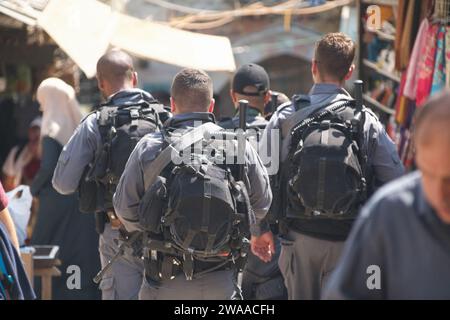 Le forze di sicurezza israeliane pattugliano le strade storiche della città Vecchia di Tel-Aviv, garantendo sicurezza e ordine. Foto Stock