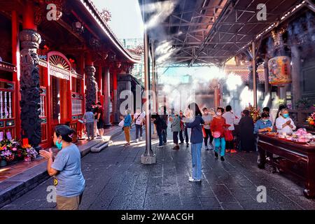 Adoratori al Tempio di Bangka Lungshan (Longshan), Taipei, Taiwan Foto Stock