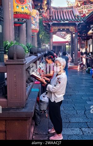 Adoratori al Tempio di Bangka Lungshan (Longshan), Taipei, Taiwan Foto Stock